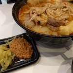 TamJai SamGor Mixian - 具が全部入りの麻辣湯底　全貌　オカズ付。