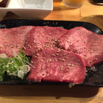 炭火焼肉ホルモン 徳臓 - 塩タンハーフ