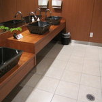 アバ - 広く綺麗な化粧室