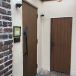 ボージャン - 向かって右側面の写真で左側のドアが入口