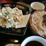 小巾亭 - 奥のお蕎麦は次男の上天ざる。舞茸の天ぷらが美味しかったそうです。