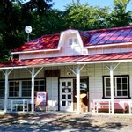 赤い屋根の喫茶店 駅舎 - 芦野公園旧駅舎を喫茶店に
平成26年12月19日登録有形文化財に登録されました