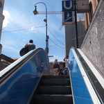 Zum Koreaner - 地下ホームからエスカレータで上がると…。