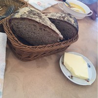 ダン ル シエル - 切り分けの黒いパン