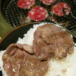 Amiyaki tei - 牛旨味タン(成形肉)/300円