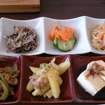 カフェ ガネーシャ - 日替りの小鉢6種  左上のがもやしのゆかり和え