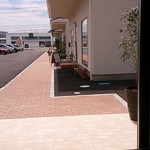 カフェ ガネーシャ - 窓際の席からの風景。  北島ＧＵの道路隔てて向かいのテナント、突き当たりのお店です。