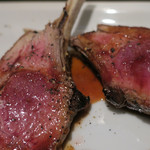 炭火焼酒亭ローリンストーン - 名物／豪州産骨付きラムロース　ズームアップ