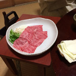 すきやきの小林 - 追加の肉です。接客係の人が既に肉を焼き始めて
2枚取った後の肉です。