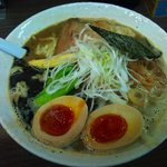 ラーメン 満力 - 黒玉とんこつ煮玉子のせ