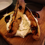 チーズをあてにレーズンブレッドでスターター。ブレッドは追加注文出来ますよ！おいしくて手が止まりませんが、食べ過ぎ注意！後のお料理に影響します。