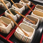 代々木 今半 - 色々な味付けがされたお塩でいただきます