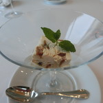 ロルキデ　ブランシュ - デザート①ヌガーグラッセ。ベースはメレンゲ