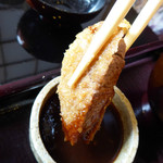 ビーフカツにソースをつける