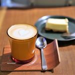 アンリミテッド コーヒー バー - コルタド、チーズケーキ