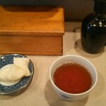 伊々 - 絶妙な漬物に
      ほうじ茶