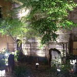 瀬戸内旬菜 棗 - 入口前の石庭です。(2017年8月)