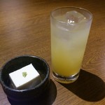 瀬戸内旬菜 棗 - 伊予柑サワーとお通しのカマンベールチーズで作った豆腐です。(2017年8月)