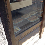 友永パン屋 - 店外から店内のパンを覗くの図