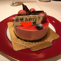 アピシウス - サプライズケーキ