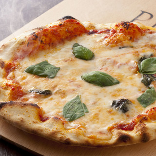 We offer a wide variety of thin-baked pizzas at reasonable prices ◎You can also try our courses.