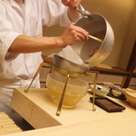 木山 - 出汁取りパフォーマンス中