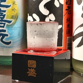 일본 술은 호쾌하게 나미나미와 붓는다.