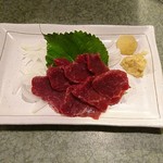 炭火焼さんちょうめ - 馬刺しアップ