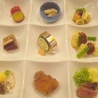 懐石料理 はし本 - 八寸（小十＋トマト、ハモの柳川風、穴子？、フォアグラとポルト酒のにこごり、しめ鯖、イチジクの天麩羅＋田楽味噌？、カニ＋京都麩、イカのかき揚げ？、鴨ロース）
