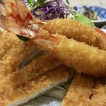 かつ専門店 吉丁 - ロースカツとエビフライのアップ