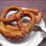 Paulaner's Wirtshaus & Biergarten - プレッツェルとソーセージ