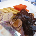 Paulaner's Wirtshaus & Biergarten - 豚肉の煮込みとソーセージ