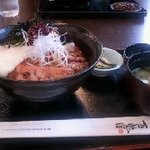 青島屋レストラン - 大トロ丼と味噌汁とお漬物