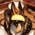 VINSENT - ムール貝の白ワイン蒸し1200円。