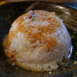 麺バカ息子 - 肉タルタル飯を残りダレの丼に移載