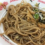 スガキヤ - 全粒粉で黄色ではなく茶色い色をしています