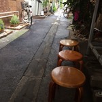 岸田屋 - 待ち客用のイスです・・