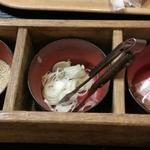 Kimiya Shokudou - 天ざるの薬味   胡麻・葱・七味
                                (葱いっぱい食べちゃった後)