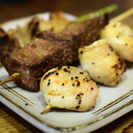 もつ焼きおとんば - [手前から] 白なんこつ／れば（肝臓）／きく（小腸付近脂）@90円＋税