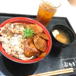 石焼きトンテキ ぶたを - 二色ぶた丼 ¥830
お味噌汁付き  ごはん大盛り無料 