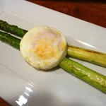 Torattoria Amazza - 那須高原産アスパラのソテー，エダムチーズをのせた目玉焼きと共に