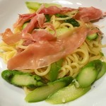 Torattoria Amazza - 那須高原産アスパラと生ハムのスパゲティー，アスパラのブロードで