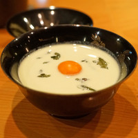 日本料理 たかむら - 吸物　秋田産枝豆の冷製すり流し、秋田じゅん菜と温泉卵の卵黄入り