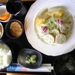 ぼん・くらーじゅ - お肉にリンゴのソースがかかっています