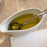 伊太利庵厨房　四季の庭 - ランチメニュー：パンにつけるオリーブオイル
