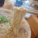 彩龍一番 - 麺持ち上げ