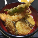 空天丼ありがとう本舗 - キャーーー！！！
            天丼ドーン！！！・・・とはいかず。
            
            こぶりな天丼です・・・