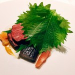 レフェルヴェソンス - 森の向こうに／狩りの記憶〜夏鹿のロティとムール貝、茗荷、茄子、大葉、ルバーブ