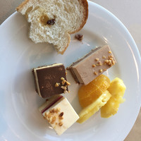 ライブキッチン COOKA - ケーキ、フルーツ、レーズンパン(食べかけで失礼)