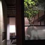 空花 - 半個室から店内を臨む